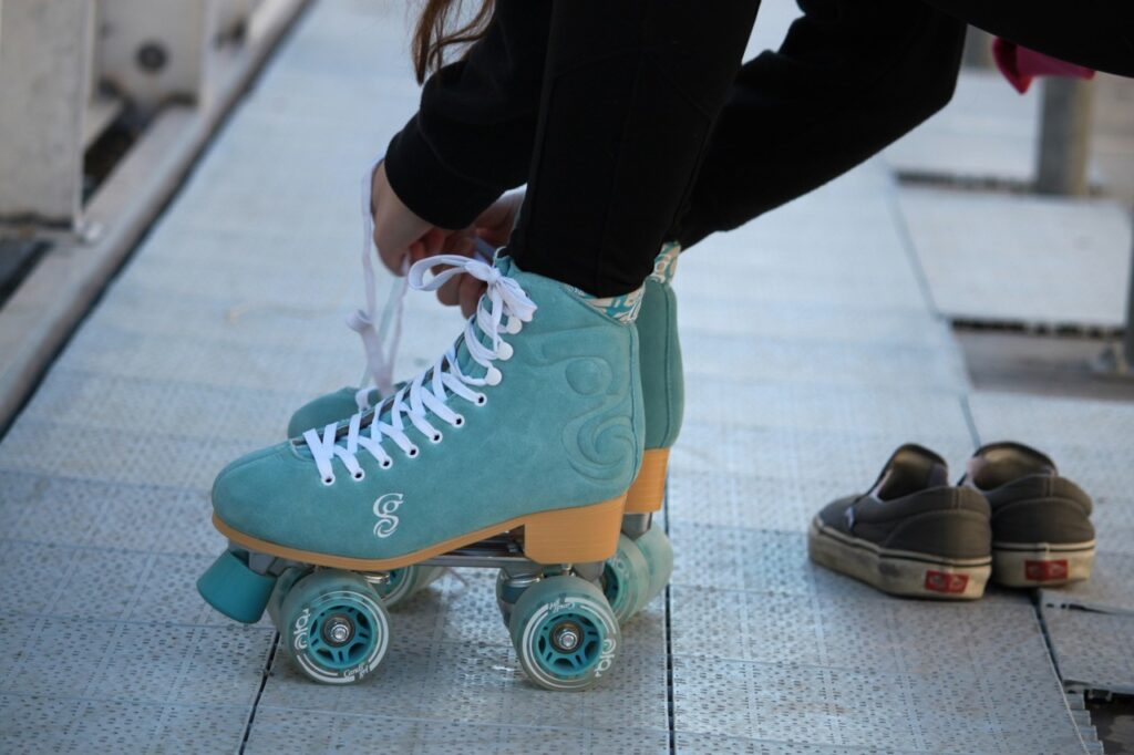 https://unsplash.com/photos/blue-and-white-roller-skates-9RuN5pzalr4?utm_content=creditShareLink&utm_medium=referral&utm_source=unsplash